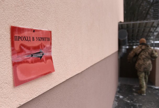Alarm powietrzny w pracy: jakie prawa przysługują pracownikom?