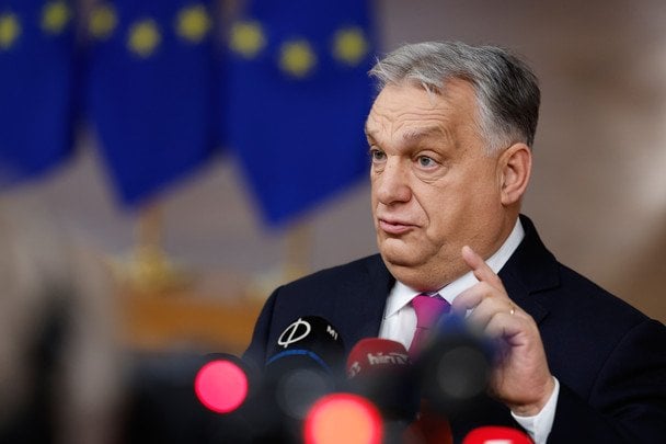 Orban holds papers against Ukraine