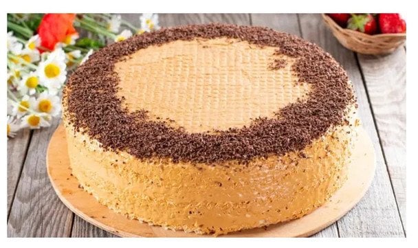 Waflowy tort z białą czekoladą i malinami: przepis na wykwintny deser