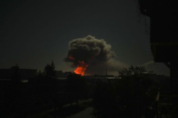 В Псковской области после удара БПЛА по нефтебазе произошли мощные взрывы и пожар
