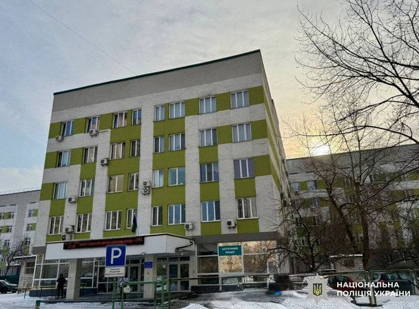 Врач и пациентка в родильном отделении