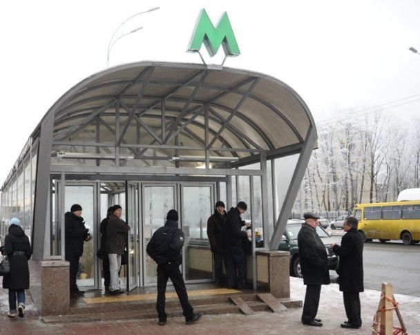 Провал тротуара у метро Голосеевская