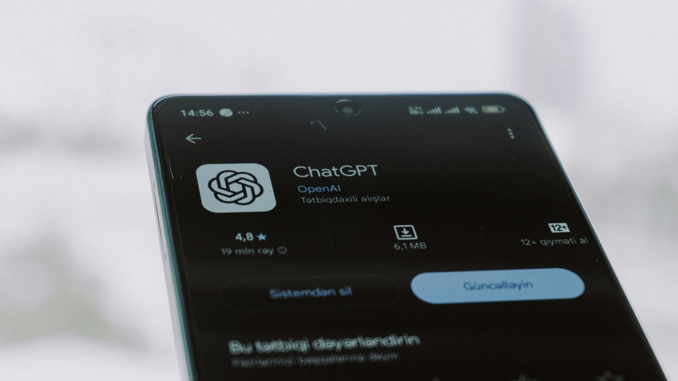 Восемь вопросов для ChatGPT, чтобы оживить работу смартфона