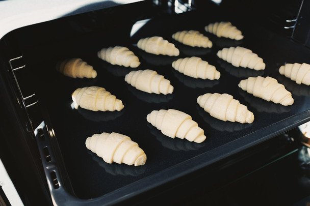 Zamiast papieru do pieczenia: dlaczego rękaw kuchenny wygrywa i jak go używać bez błędów