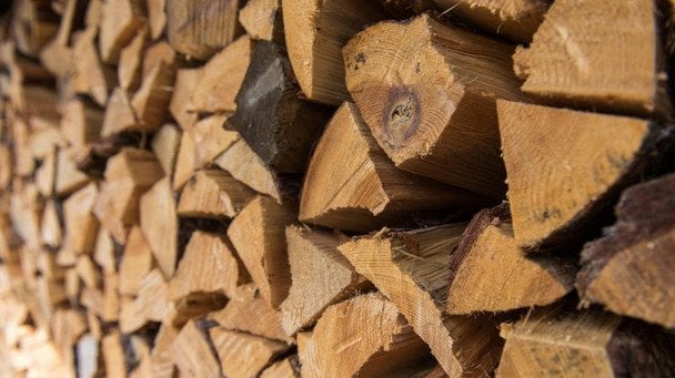 Zima z kominkiem: ile kosztuje ogrzewanie drewnem i jak płacić mniej