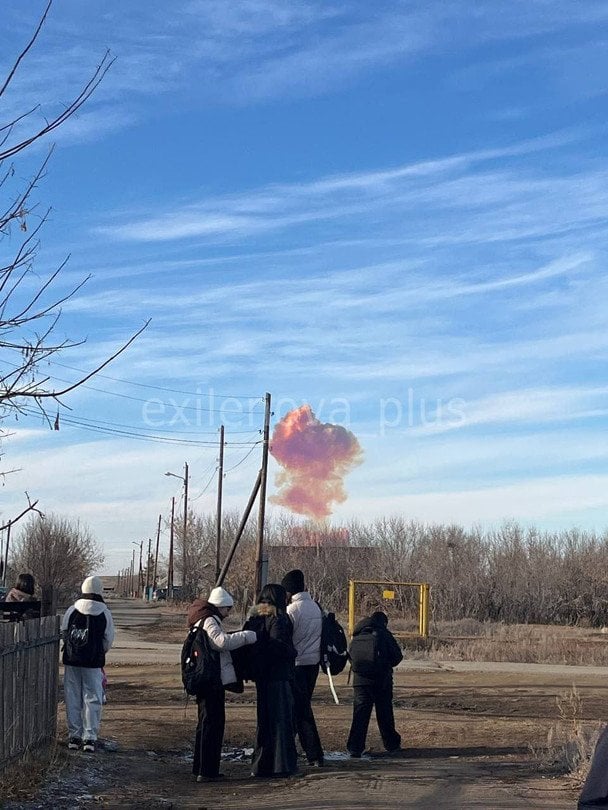 Ракета РФ с фиолетовым дымом взорвалась над полигоном Ясный: подробности