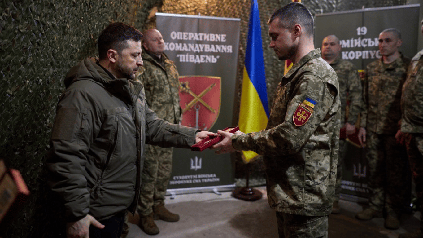 Зеленський нагороджує героїв в Донеччині