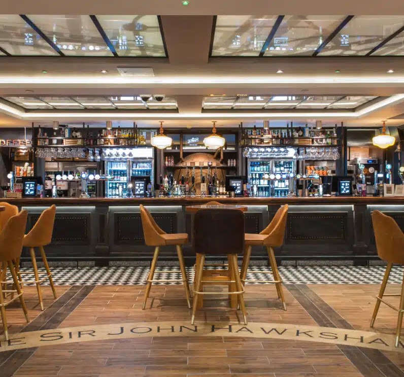 Самый маленький паб Wetherspoons в мире: что особенного в заведении внутри вокзала
