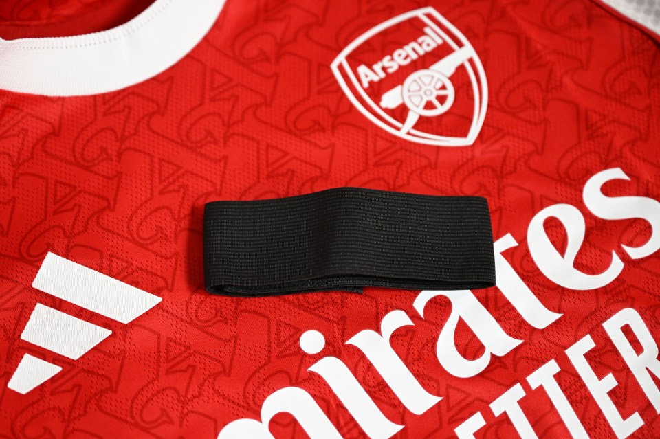 Arsenal and Newcastle in black armbands: in honor of former academy player Billy Vigar