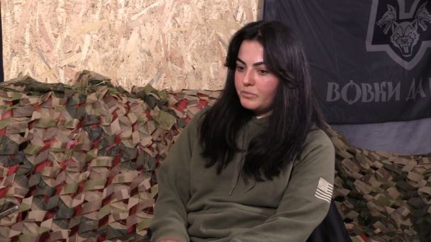 Боєць ЗСУ в окопі під обстрілом