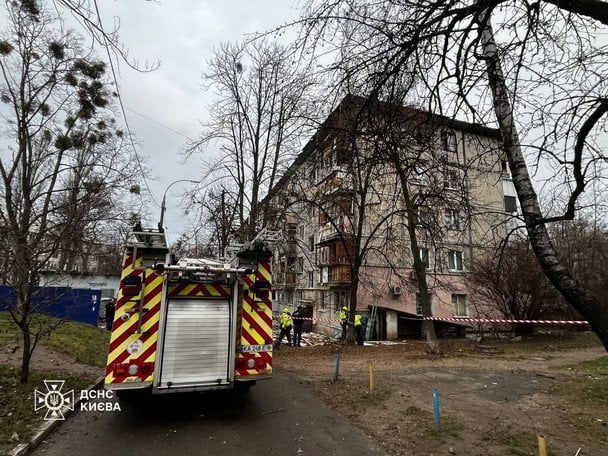 Видео попадания Шахеда в жилой дом в Киеве: опубликованы кадры