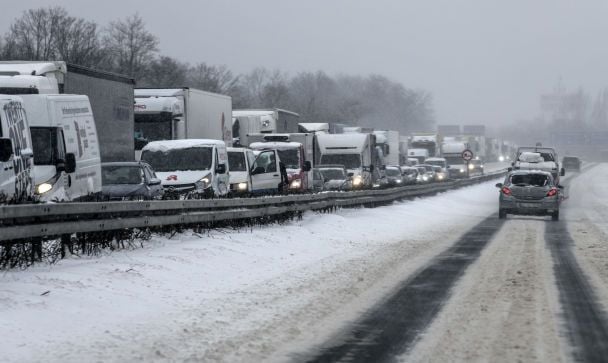 Ограничения движения грузовиков в 5 областях: где и почему введены запреты