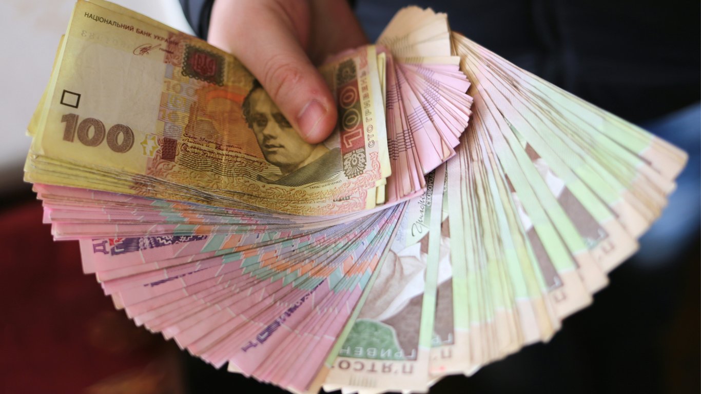 Эксперт по финансам: какую валюту выбрать для сбережений в размере 10 000 гривен и почему банк — надежнее