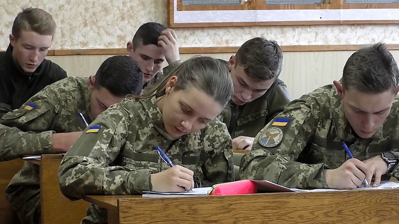 Курсант військового вишу на навчанні