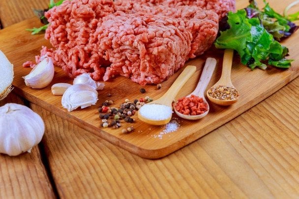 Fałszywy mielony w sklepach: jak rozpoznać produkt rozcieńczony wodą
