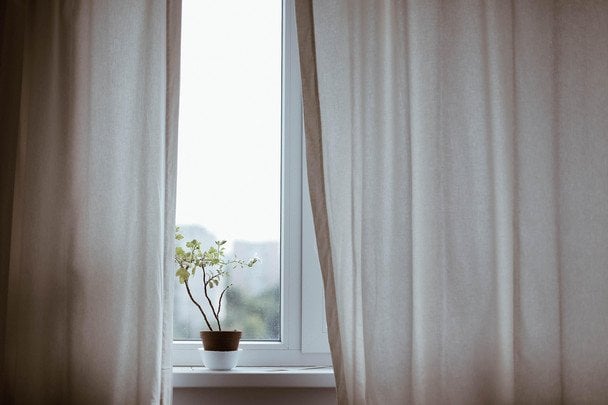 Prosty trik na idealnie gładkie firanki. Wystarczy woda i płyn do płukania
