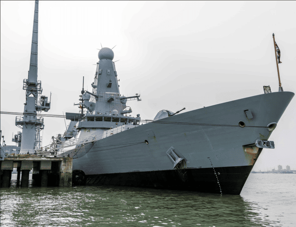 Британський есмінець HMS Diamond у морі