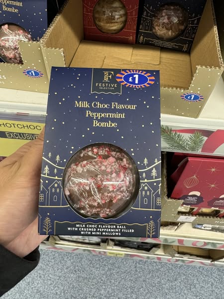 Нові різдвяні смаки шоколадних бомб у B&M: які десерти знайшли покупці