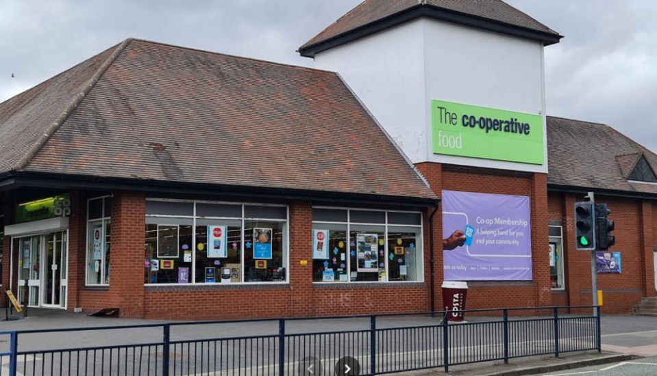 Co-op закрывает 35 магазинов в Великобритании: из-за чего сеть сокращает сеть