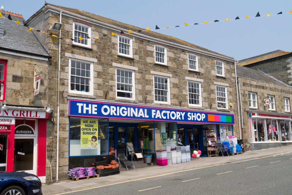 The Original Factory Shop закриває три магазини у Британії: великий розпродаж