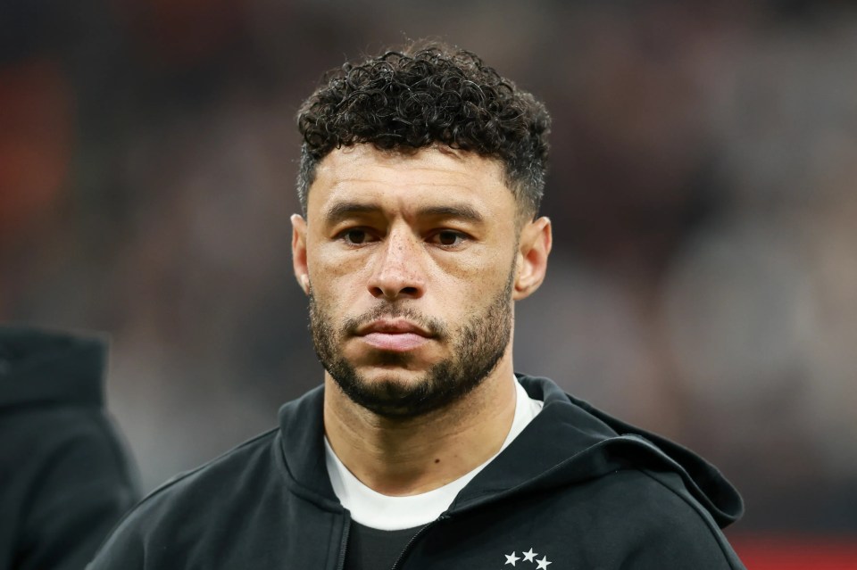 Oxlade-Chamberlain, 32, wakes up unemployed as Solskjaer RIPS UP contract but Premier League team want free transfer