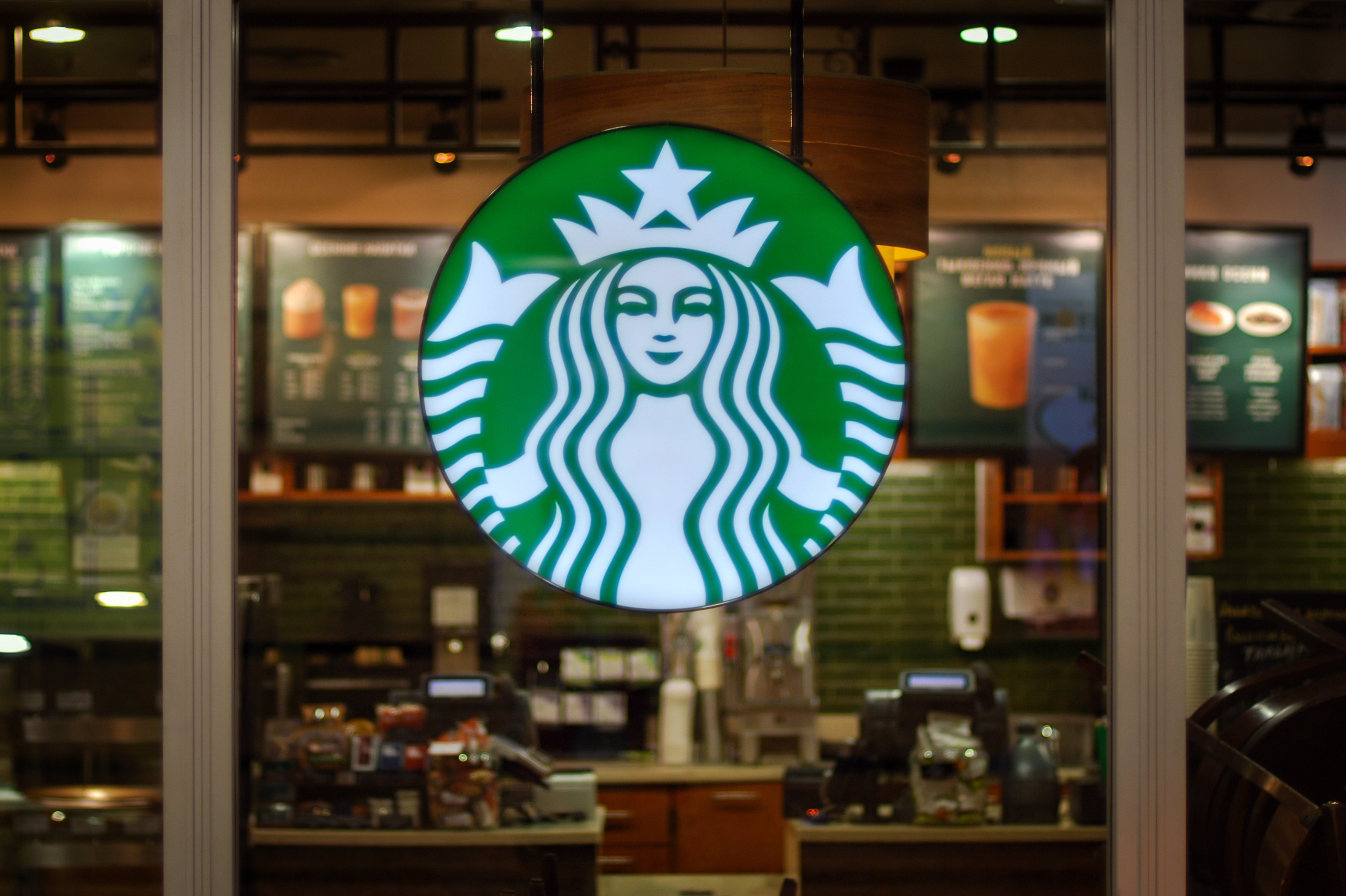 Starbucks меняет рецепт своих напитков: клиенты разделились на два лагеря