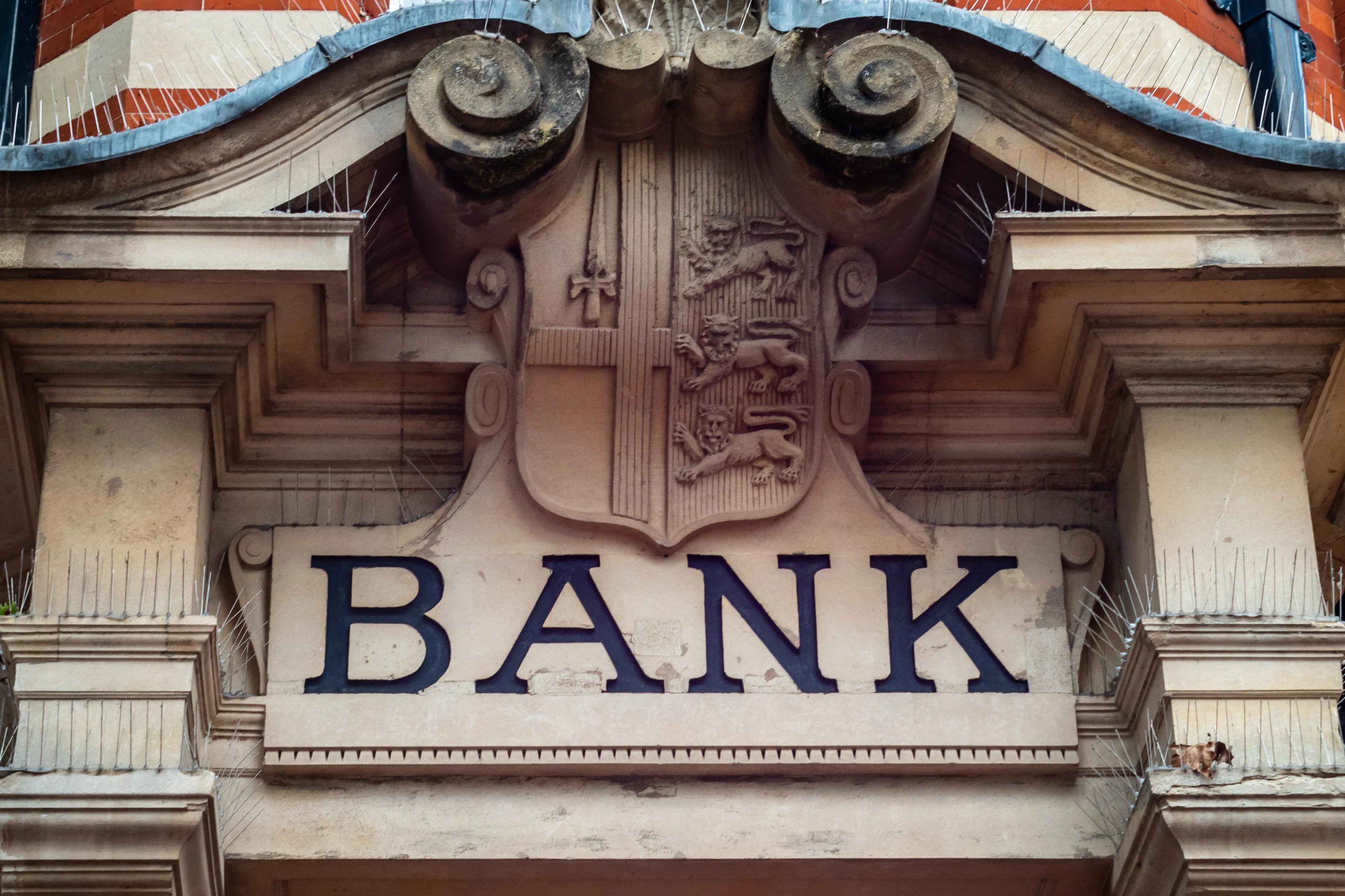 Закрытие отделений Lloyds и Halifax