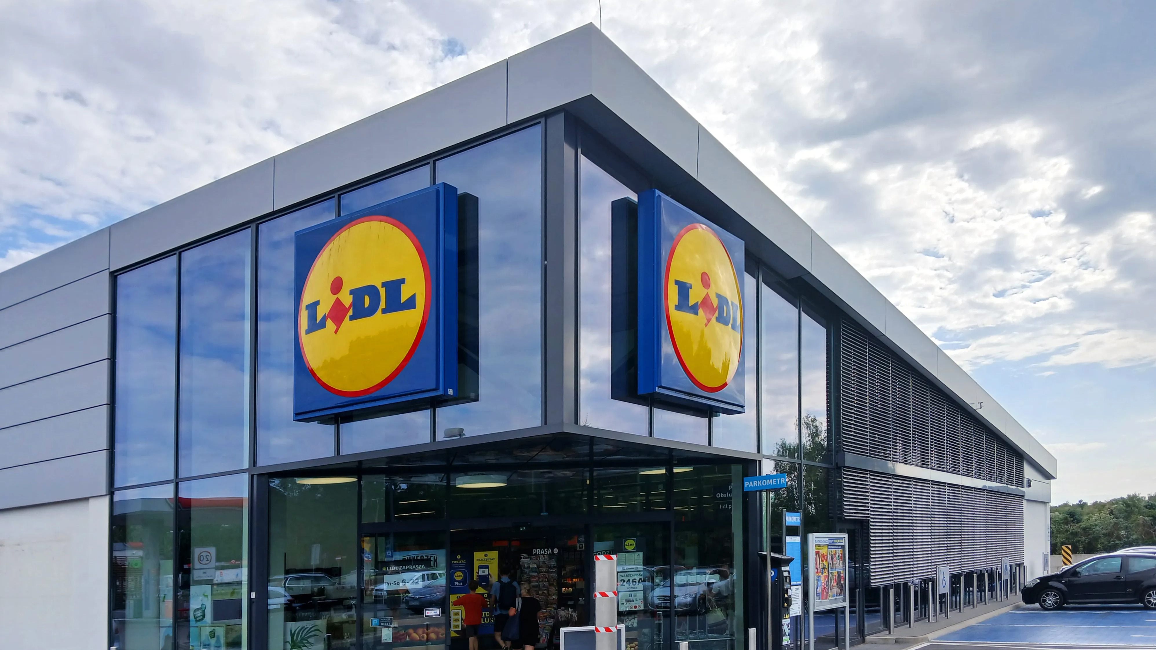 Lidl has lowered prices on 7-foot Christmas trees: what it offers to customers