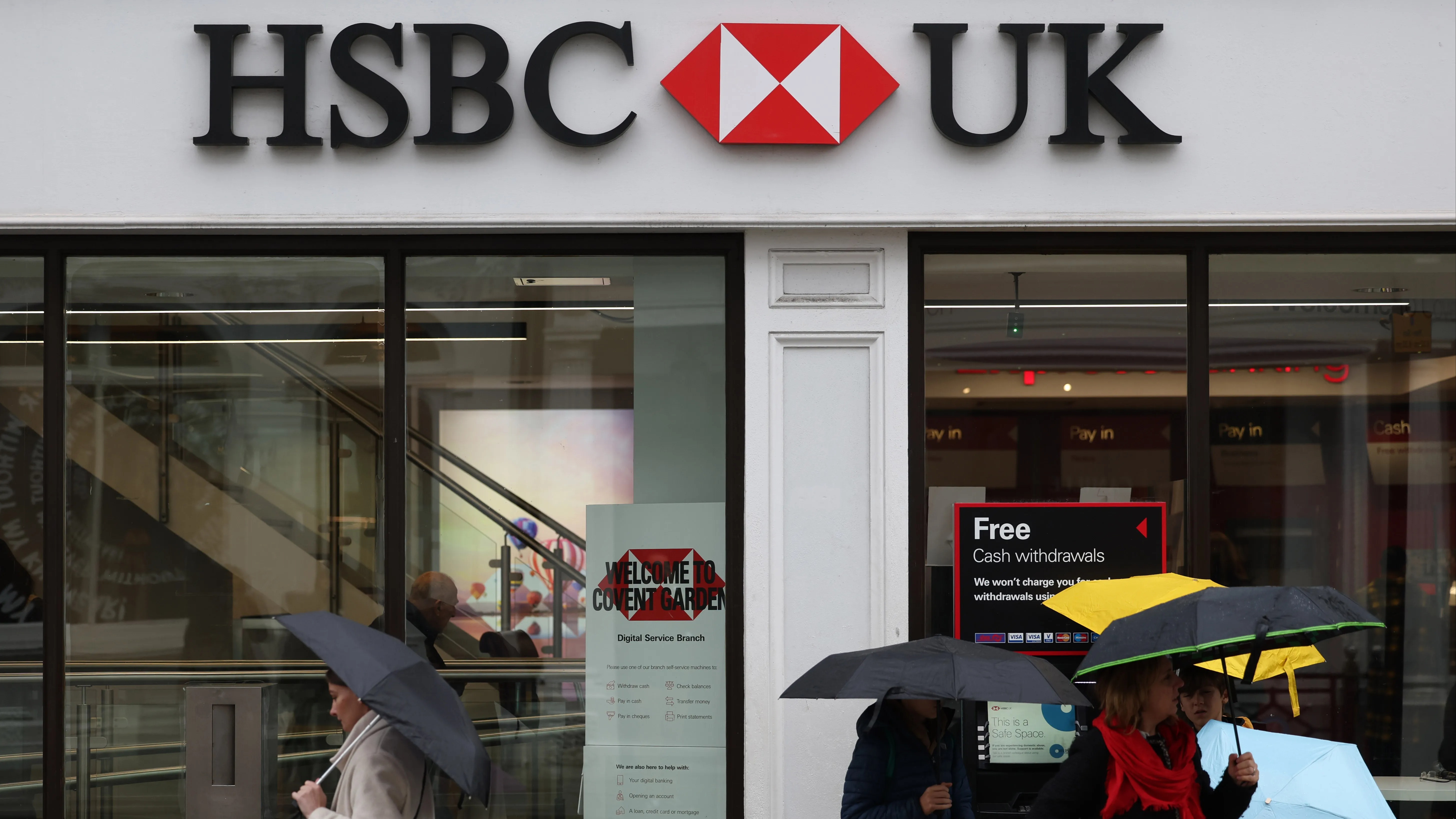 HSBC запрещает рождественские свитера: как банк объясняет решение для сотрудников
