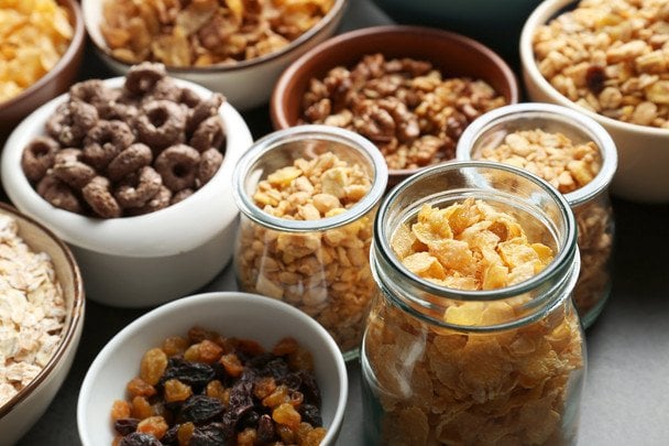Ultra-przetworzona żywność niszczy zdrowie: 7 niespodziewanie szkodliwych produktów