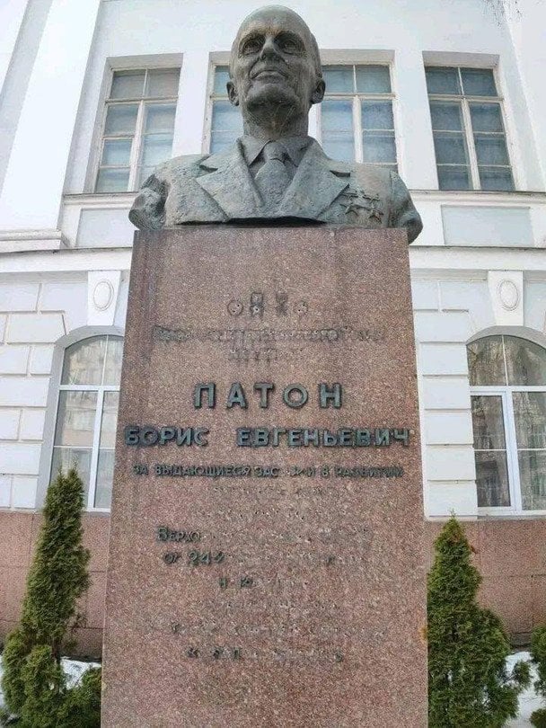 Wandaliczny atak na pomnik Patona w Kijowie. Zniknęły rosyjskie napisy i sowieckie symbole