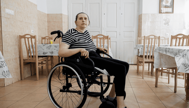 Українка в інвалідному візку у притулку