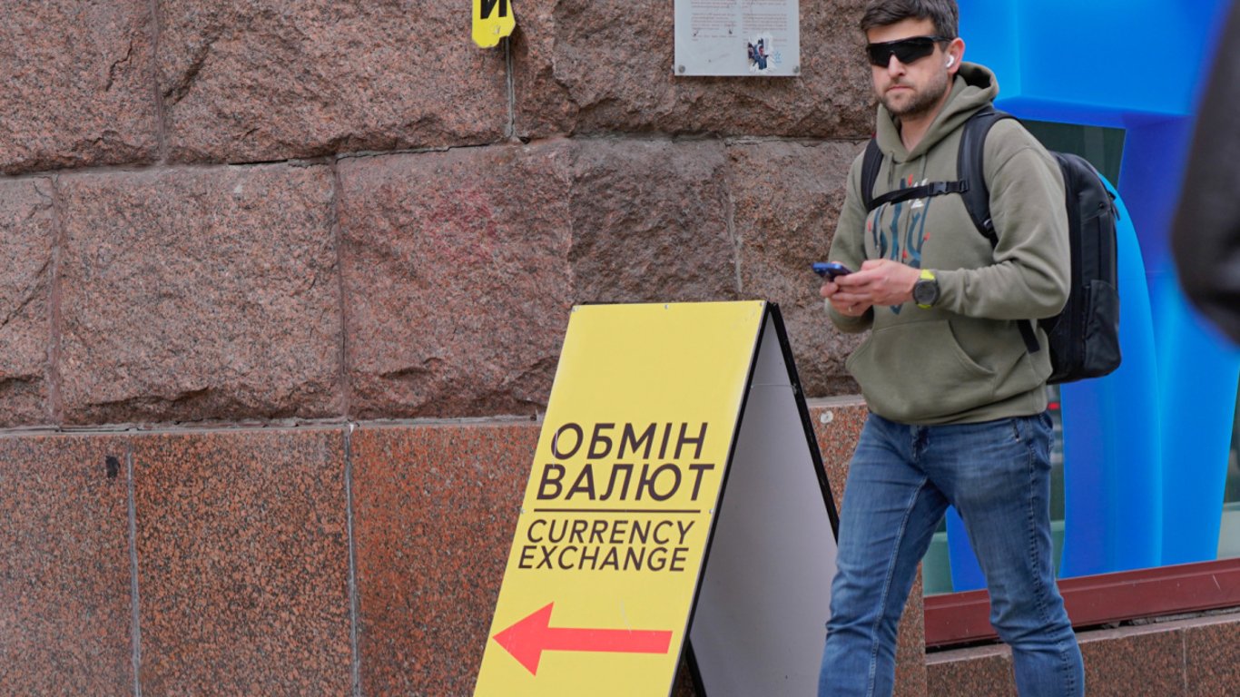 Гривня зміцниться до 43,90