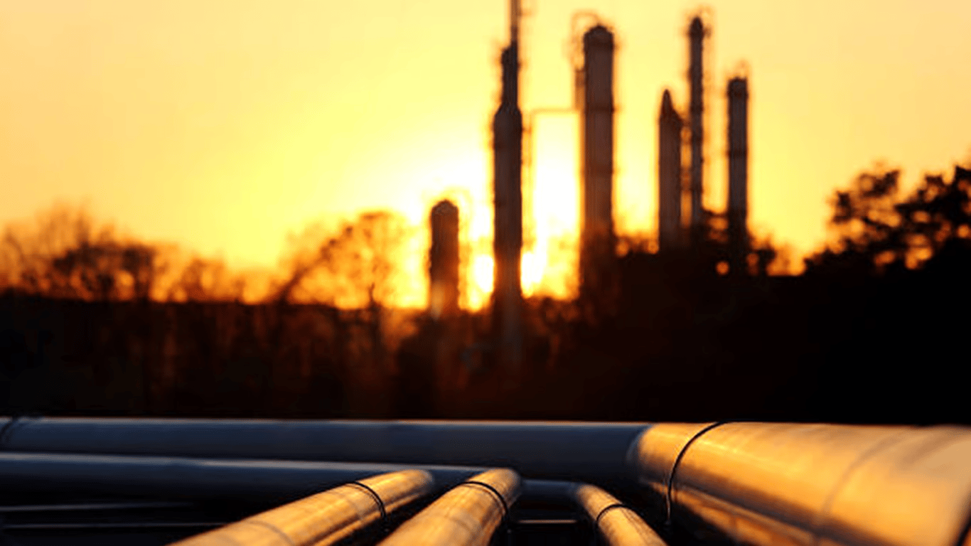 ЕС снижает потолок цен на российскую нефть