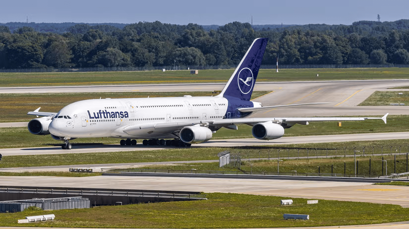 Двухпалубный Airbus A380 авиакомпании Lufthansa