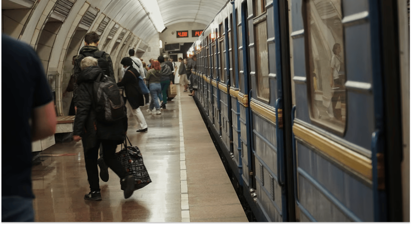 Dlaczego po odjeździe pociągu na tablicach w metrze w Kijowie wciąż odliczany jest czas?