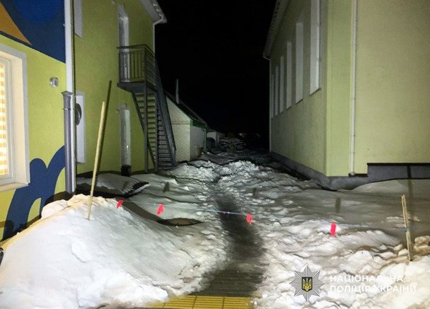 Снежная глыба упала на ребенка