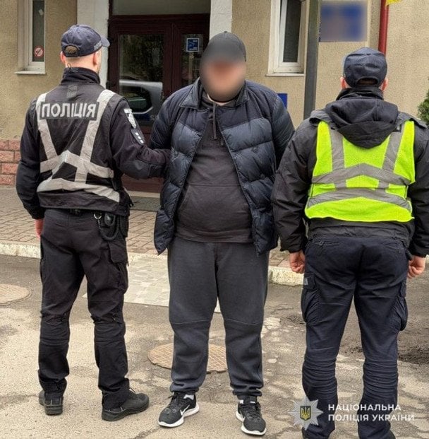 Митник напав з ножем на військового