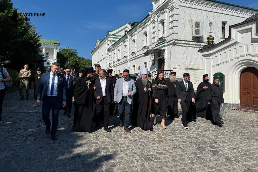 Митрополит Епіфаній молиться в печерах