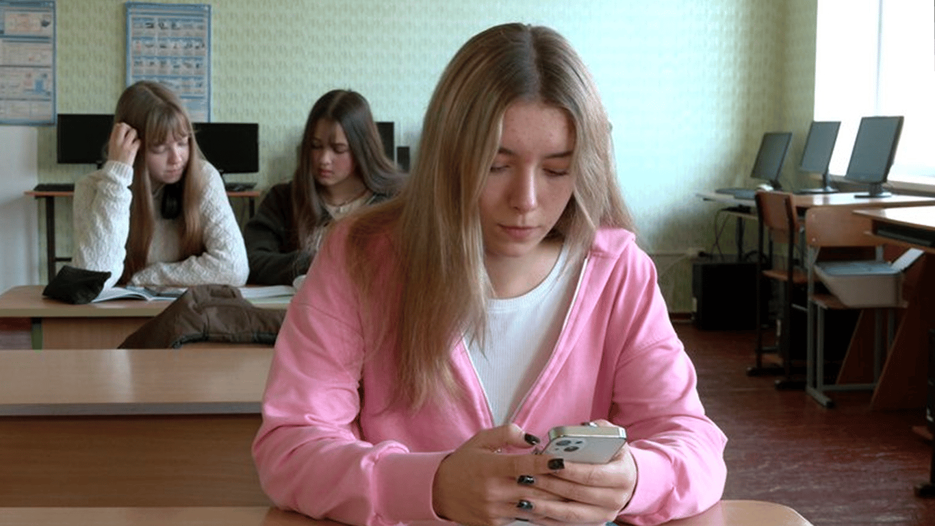 Nowy projekt ustawy w Radzie Najwyższej: zakaz smartfonów w szkołach – co się zmieni?