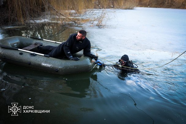 Тела двух детей подо льдом