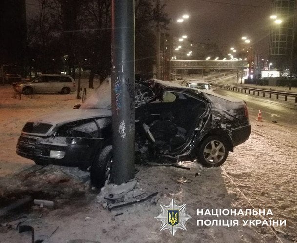Смертельная ДТП в Киеве: водитель Skoda врезался в рекламный щит, один погибший
