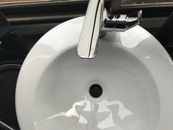 Tabletka do zmywarki do udrożnienia zlewu: 5 kroków bez hydraulika