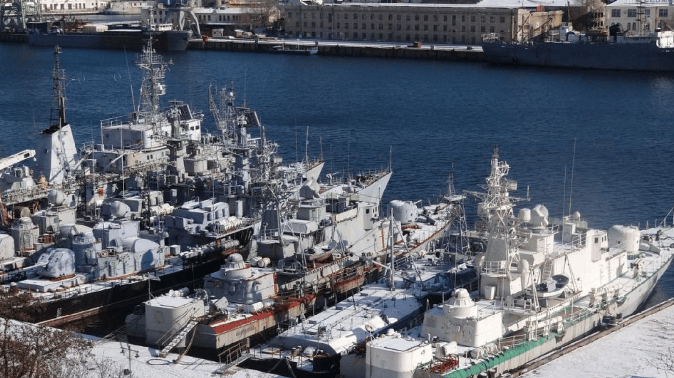 Кораблі під маскувальними сітками в Криму