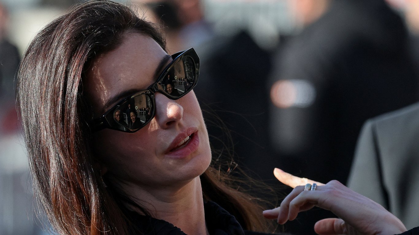 Różowa kanapa w salonie Anne Hathaway. Jak ten mebel zdominował nowoczesną aranżację?