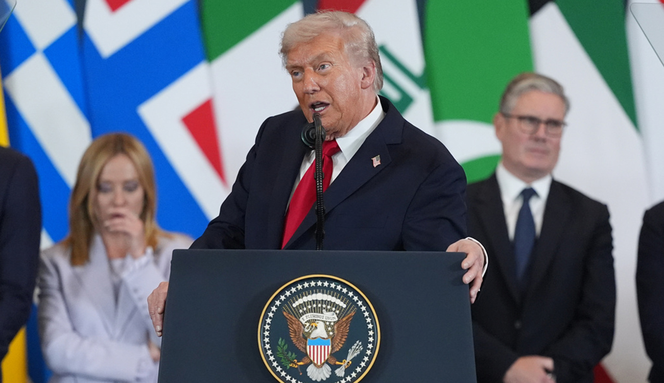 Дональд Трамп на фоні США