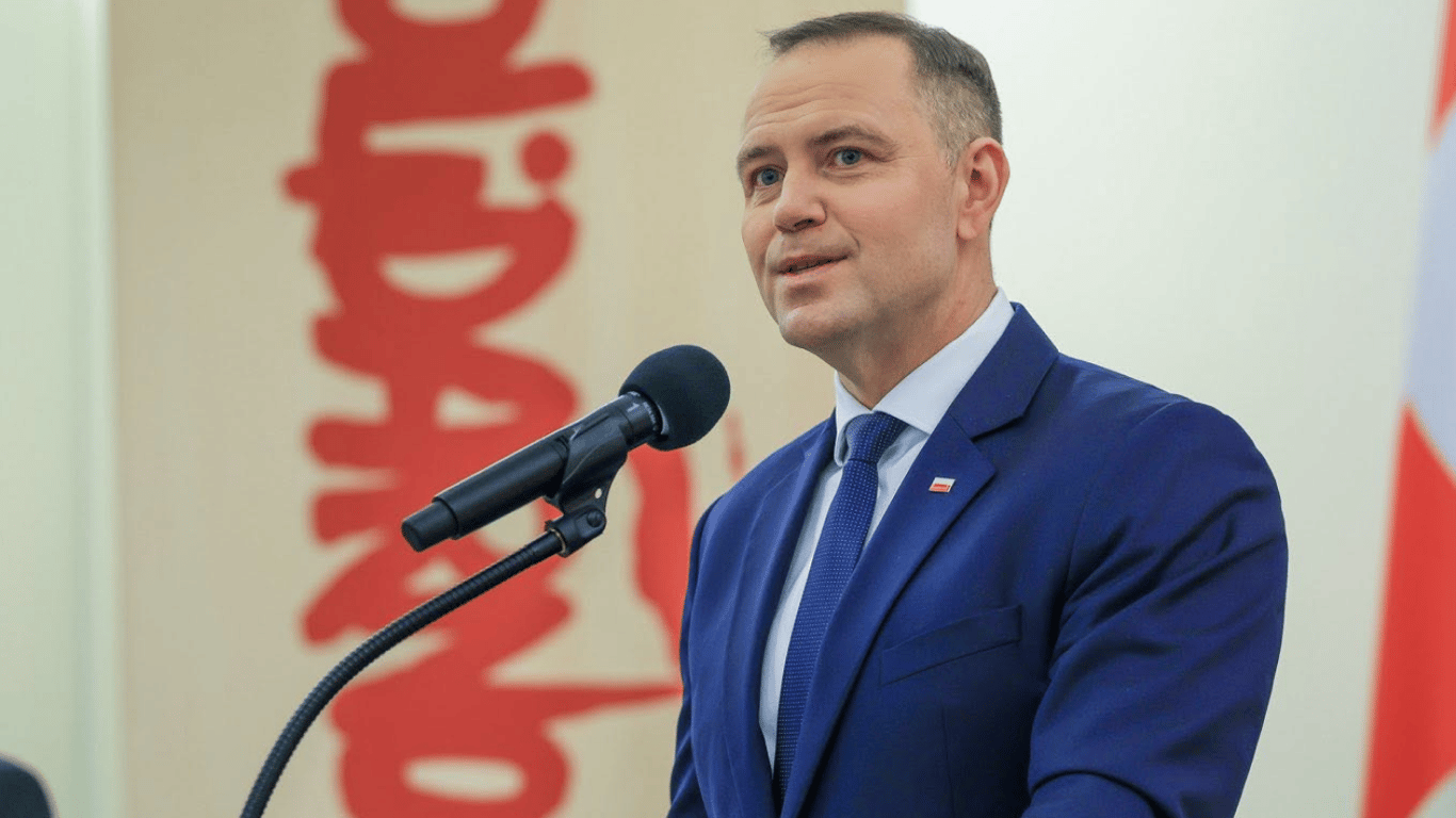 Польща пояснює відкликання ордена