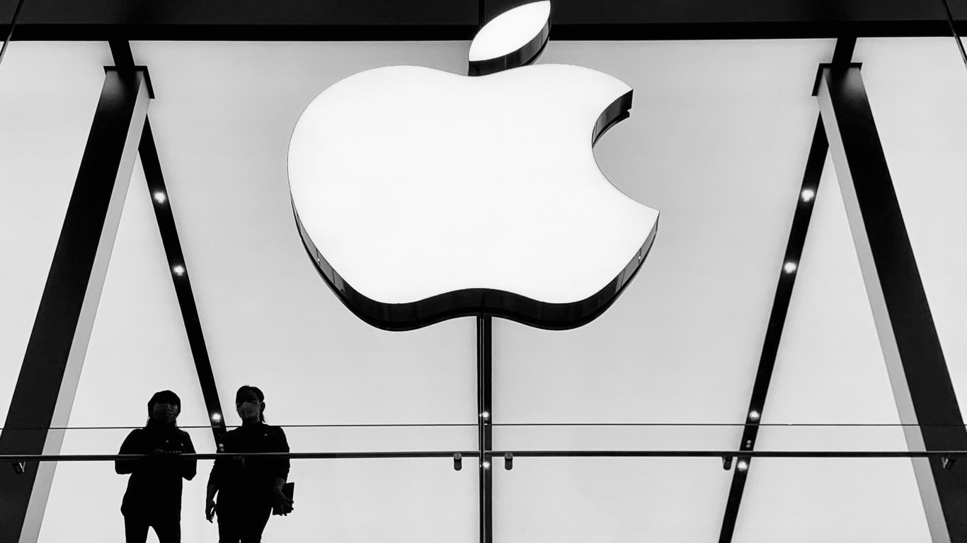 Тим Кук с iPhone в руках