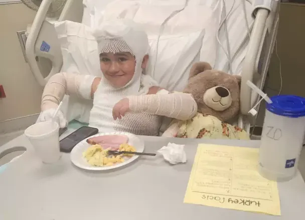 Мальчик и опасное зарядное устройство в кровати