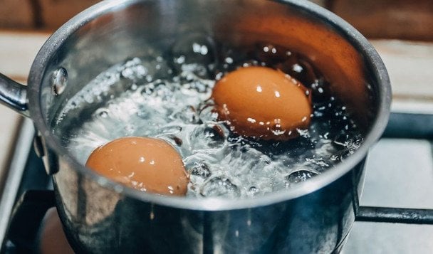 Kontrowersyjna kawa z jajkami gotowanymi w dziecięcym moczu znika z menu chińskiej knajpy